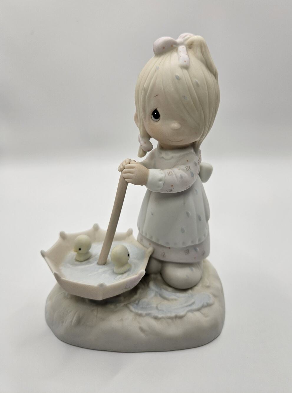 Precious Moments Let Love Reign E-9273 1982 Girl Umbrella Ducks Enesco Figurine
